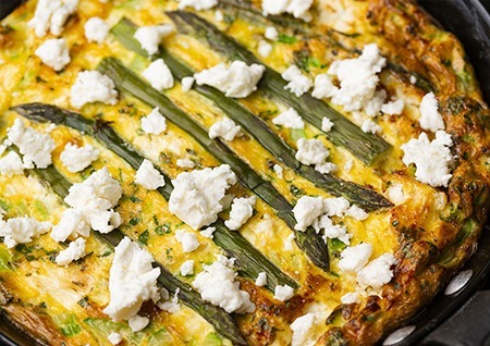 Les unes arrivent, les autres sont (presque) sur le départ. C'est le moment d'essayer cette recette alliant courgettes et asperges...