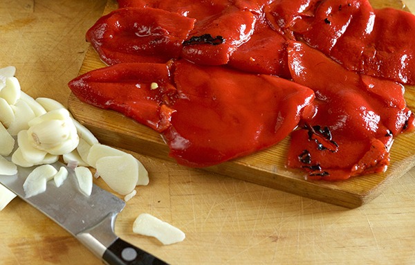Sur des toasts en apéro ou ajoutés à une salade, les poivrons grillés à l’ail sont si faciles à faire et si bons!