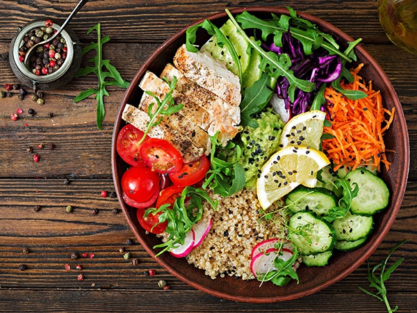 Une super salade à manger à la maison ou à emporter au travail. A assaisonner en dernière minute.