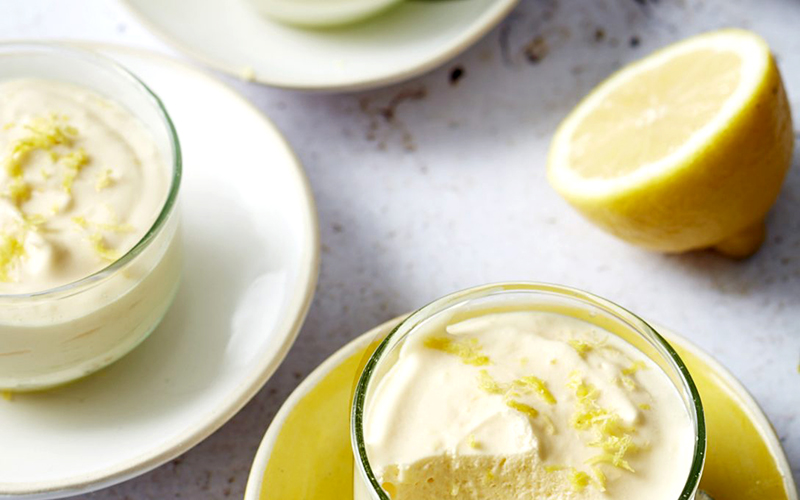 Des citrons, des vitamines et un bon dessert mêlant acidité, sucré et un bon goût de citron!