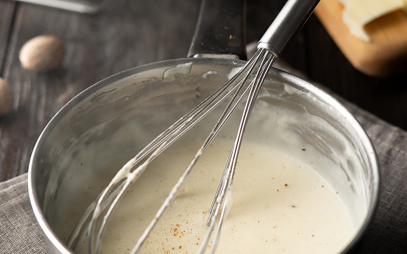 Onctueuse, délicieuse, la sauce béchamel est un classique en cuisine. Utile dans de nombreuses préparations.