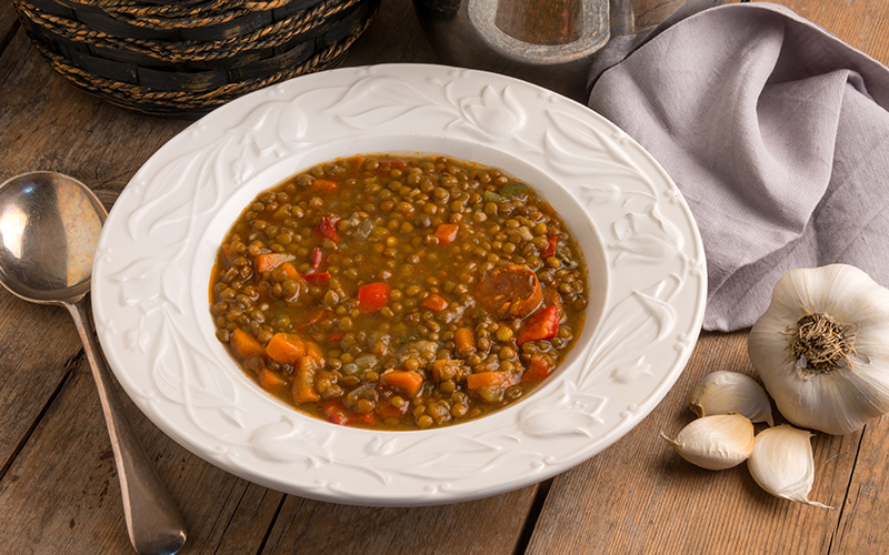 Une soupe bien consistante, qui peut faire un repas complet. Et dont on aime savourer les restes, chauds ou froids!