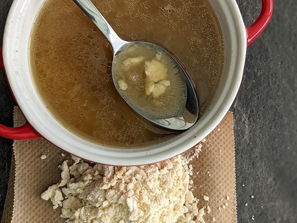 Un reste de bouillon de pot-au-feu? Rien de tel que des riwelas faits maison – la recette de Mamama – pour le déguster. Un goût d’enfance irremplaçable, un pur bonheur!
