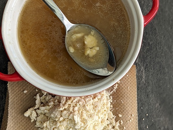 Un reste de bouillon de pot-au-feu? Rien de tel que des riwelas faits maison – la recette de Mamama – pour le déguster. Un goût d’enfance irremplaçable, un pur bonheur! Pour 6 personnes Réalisation Total: 10 min Préparation: 5 min...