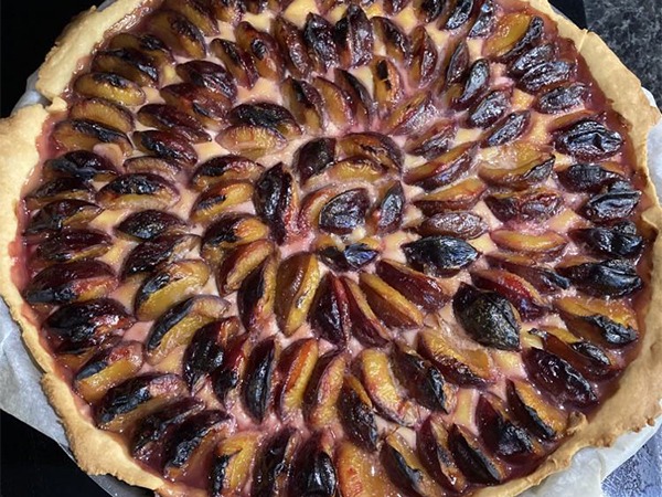 Ahhhh, la tarte aux quetsches. Celle que faisait Mamama quand on était petits… On l’aime tellement qu’on partage avec vous cette fameuse recette de Quatschakuecha.