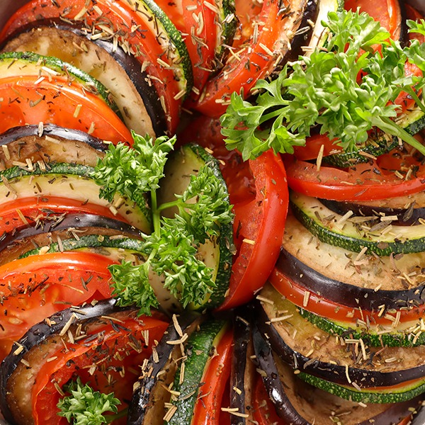 Coloré et si savoureux... Le tian de légumes accompagne à merveille les grillades.