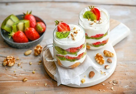 Frais, de saison, plein de vitamines et peu calorique! Quand la saison des kiwis croise celle des fraises, cela donne une belle (et délicieuse) verrine tricolore à déguster... en dessert ou au petit-déjeuner!